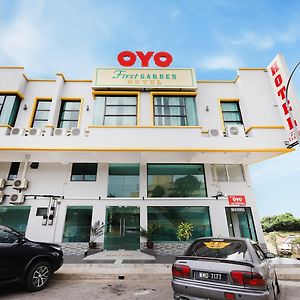 Oyo 44043 First Garden Hotel